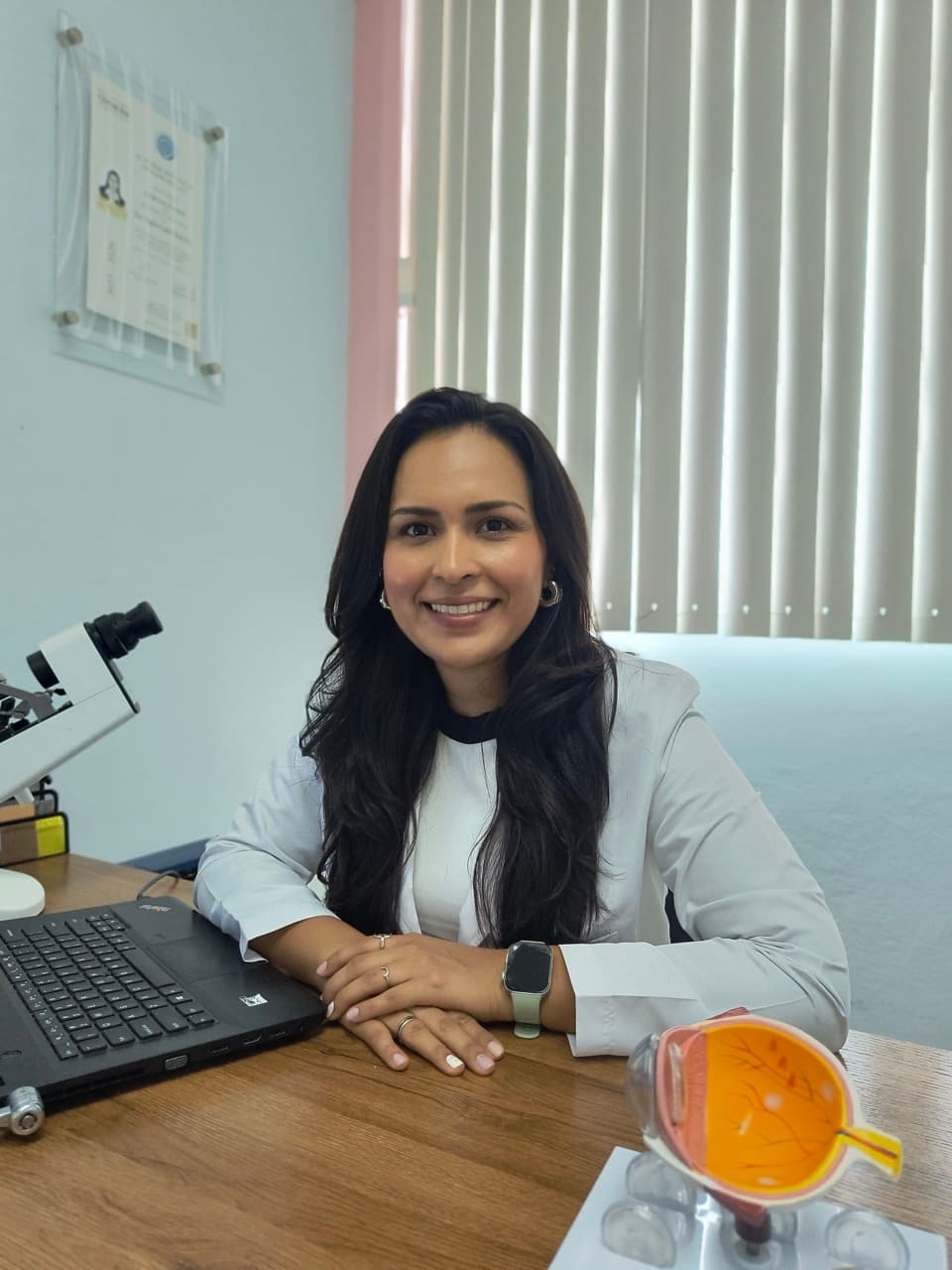 Dra. Angélica Oñate Díaz realizando consulta oftalmológica en Guadalajara